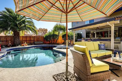 Image de Wine Country Retreat. Large backyard with pool/spa, outdoor kitchen & fireplace