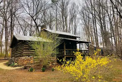 Image de Creek front family friendly rustic log cabin in the heart of Nc wine country