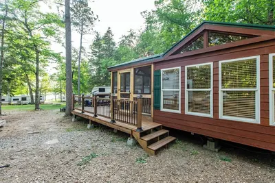 Image de Tiny house nestled in the woods with lake view. Pets Accepted!