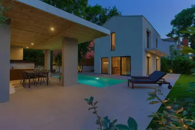 Belle maison de vacances Mala avec piscine chauffée