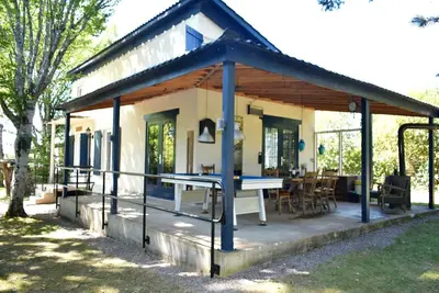 Image de Maison de vacances moderne près de la forêt