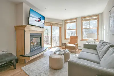 Modern  Unit, Perfect for Couples Ski Trip