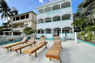 Island Oasis: Stunning Views & Easy Access to Top Dining Spots