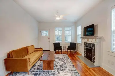 Image de Freshly Renovated Bungalow - Monthly Stays!