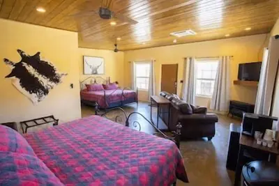 Image de Big Bend Lodging at Ten Bits Ranch | Room #5 (Delmonico’s Steakhouse)