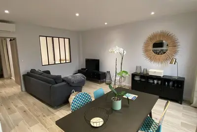 Image de Superbe T2 45 m2 neuf centre ville 5 pers. Climatisé tout confort plage à 300m