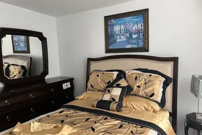 Image de Your very own private Separate pool room and a Separate Bar and office.