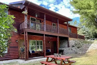 Image de 30 acres to yourself, trails, sauna, jet tub, near 3 lakes & Arcadia Bluffs Golf