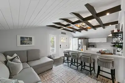 Charming Guest Cottage + Private Beach Access!