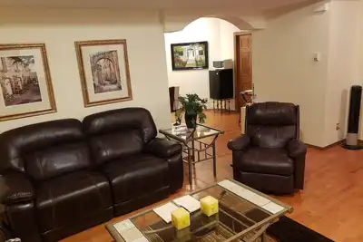 Image de Private 1 B/R Suite in Upscale formerShowhome. 4 Min walk to Lakeside beach Pk