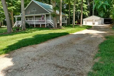 Image de Cozy cabin tucked in the woods less than 5 miles from Willow Grove Marina.