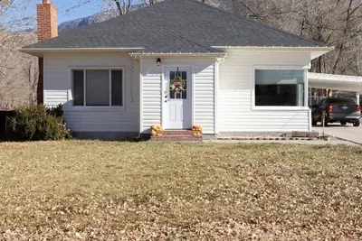 Image de Mystic Manor Monroe 4 Bed Farm House- 10 min walk to Hot springs