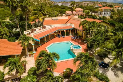 Image de Big private villa with pool