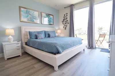 Image de Stylish updated 3 bed townhome, private dip pool, clubhouse, Disney 10 miles!