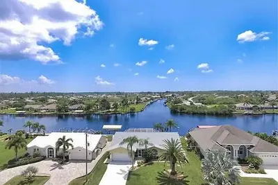 Image de 4 Bdrm 2. 5 Bath Villa W/ Spectacular Views of Large Waterway Heated Pool -Dock