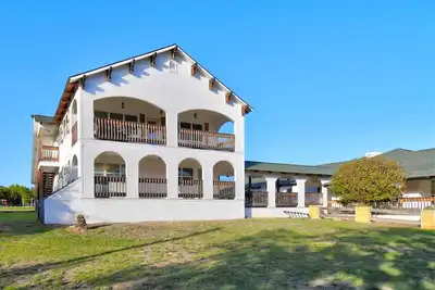 Image de Riverview House, Lower Unit, 2br/1ba, Sleeps 6, Balcony, Full Kitchen, Grill