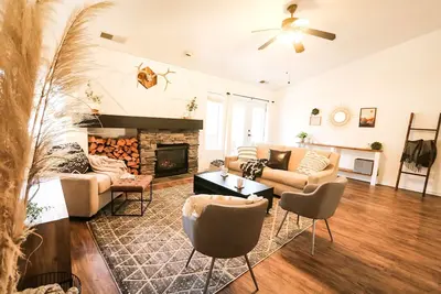 Image de New Listing! Prime Location, Southwestern Modern!