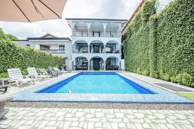 Image de Jaco Beach Private 16 Bedroom Oceanfront Beach Home, Prime Location