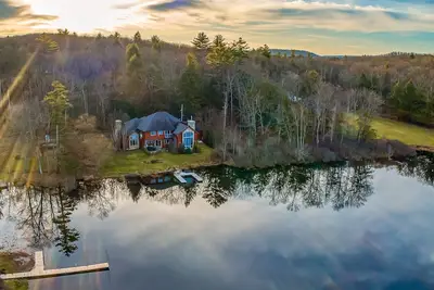 Image de 4800 Sq Ft Catskills Lake Mansion W/Hot Tub!