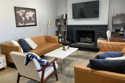 Image de Sandy 3br Modern Home: Huge yard+ 2 beds + 2 offices