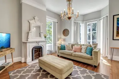 Image de Mayor McDonough's Mansion @Troup Square Sleeps 12