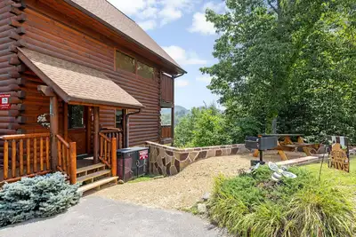 Image de A Taste Of Honey is a dog-friendly two-bedroom true-log cabin nestled inside the Starr Crest resort.