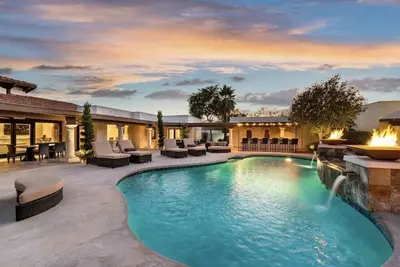 Image de 7 Bed/4. 5 Bath - Luxury Estate - W/ 2 Guest Houses!