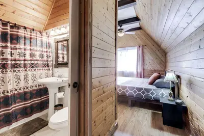 Image de Neck of the Woods! ! ‘A’ Frame Cabin 3 levels! Canyon Views! Breathtaking!