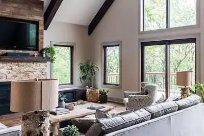 Image de Designer Home: A+ Views HotTub Pool GameRoom Grill