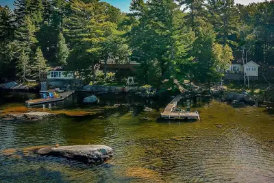 Image de 8 bedroom 4 bath Island getaway on Lake Rosseau!