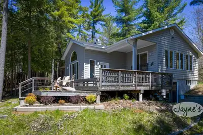 Image de 5 bedroom, 2 bath, Eilean Gowan Island, Lake Muskoka! Minutes to Bracebridge!