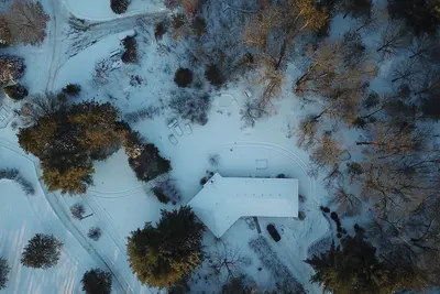 Image de Winter Wonderland Getaway. Whole home with private entrance, yard, parking.