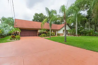 Image de Private Brandon Oasis Family home w/ Full outdoor kitchen & Bar+ Game room \n