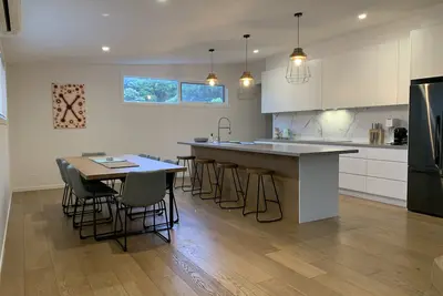 Image de Large renovated beach house, quiet, walking distance to Number 16 beach & cafe.