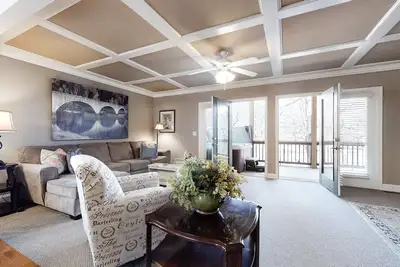 Image de Three-Story Riverfront Home w/ a Private Hot Tub, Free WiFi, & Four Fireplaces