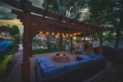 Image de Waterfront with Kayaks, Pool Table, Fire Pit, and Pergola. Downtown area