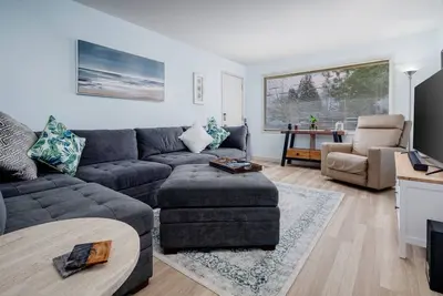 Image de Bright and Delightful Renovation, Single Level, Fenced Backyard, 3 Blocks to Max, 25 Min to Portland