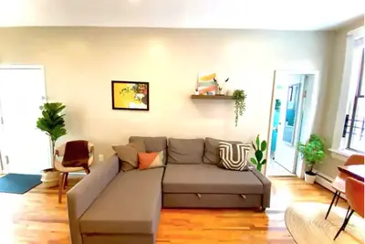 Image de Sunny Modern FamFriendly 4br/2ba Home 1 stop 2 Nyc