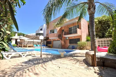 Image de A Spacious Retreat with Prime Location, Private pool, snooker, free A/C & Wifi