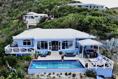 Image de đź’™ Villa Bliss đź’™ Unforgettable Views on 2. 5 Acres Behind a Privacy Gate