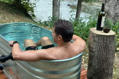 Image de Riverfront front cabin with sauna and hot tub overlooking the river.