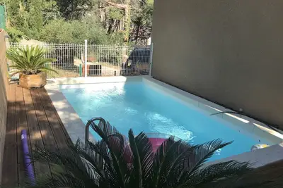 Image de Villa ensoleillée ☀️ avec 2 jardins avec piscine privée et une terrasse