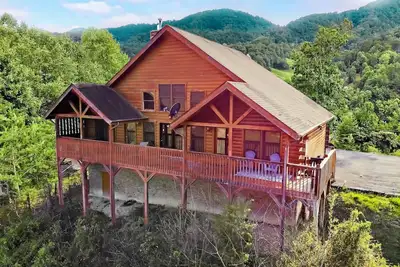 Image de Tuscan Vista: Mtn View, Pet-Friendly, Hot Tub, Games, Yard, near Attractions!