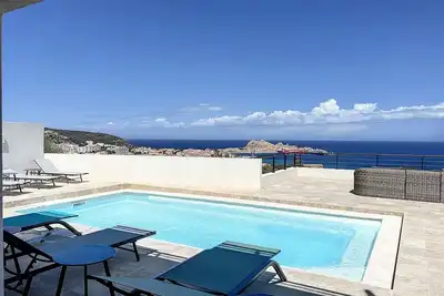 Villa  climatisée -  vue mer  - piscine chauffée - plage à pied 15mn