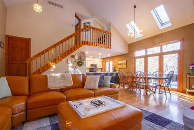 Image de Cozy Retreat at The Nest | Hot Tub | Fireplace🔥| Shuffleboard | Dog-Friendly 🐶