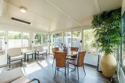 Image de 4 bed/2 bath home with a 3-season sunroom with a variety of nice amenities