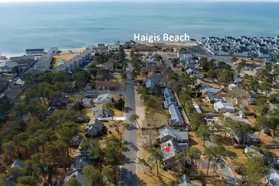 Image de \"Into the Mystic\" Beautifully Renovated 6 bedroom home steps to the beach