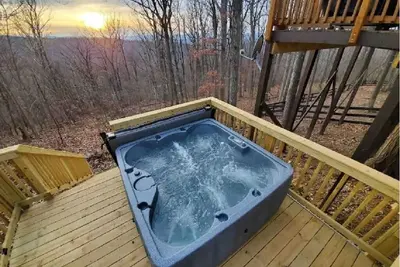 Image de ♛Royal A-Frame♛Hot Tub★PetsOK★WoodStove★FASTwifi