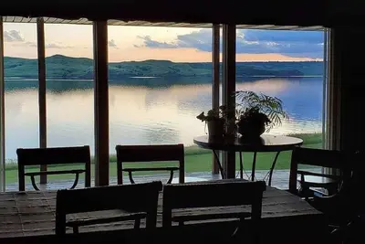 Image de Private Lake House with 20 acres!