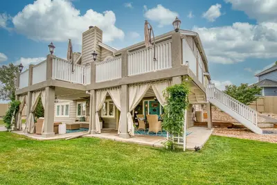 Beautiful…Luxe 3 Bed Guest Suite, Private Entrance, Full Kitchen, Patio and Wifi